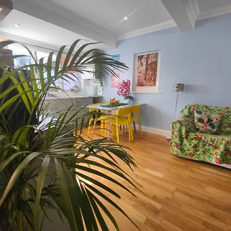 Self-Contained Flat, Off Street Parking Close To Town And Beach-2