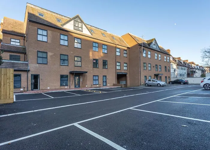 Contemporary Two Bedroom Duplex - Secluded Residence With Parking In A Prime Central Location