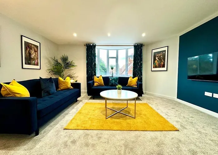 Chic 3Br Apt - Near Beach & Shops!