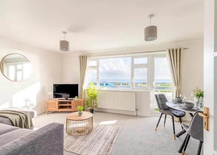 Large Sea View 2 Bedroom Sleeps 6 - Free Parking
